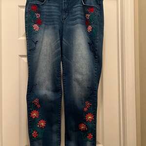 Vintage America Blues Wonderland Embroidered Floral Skinny Ankle Jeans